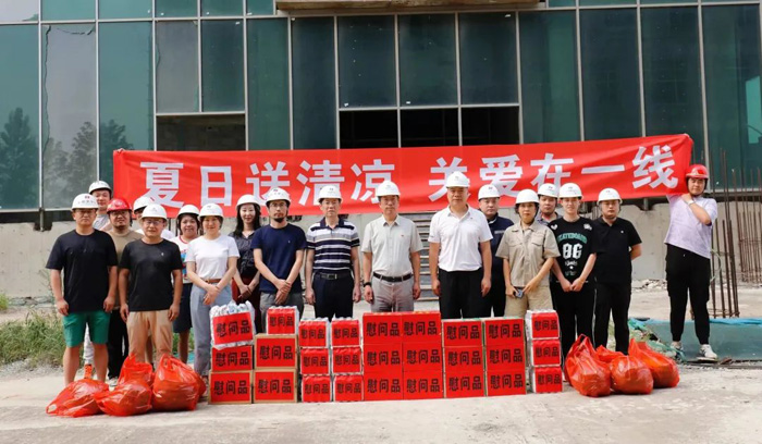 夏日送清涼,關(guān)愛在一線(圖1) 夏日送清涼,關(guān)愛在一線(圖1)